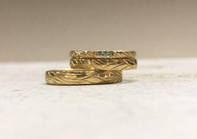 Ringe mit Holzmuster in Gold und Rosegold mit grünen Steinen im Sanddornmuster