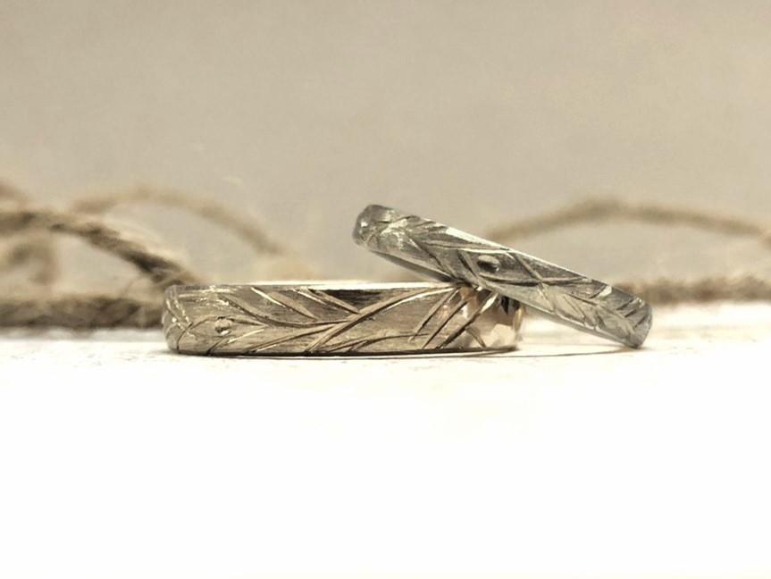 Ringe mit Pflanzenmuster in Haselnussgold bzw. Caramel oder Sandgold und Weissgold Sanddornmuster