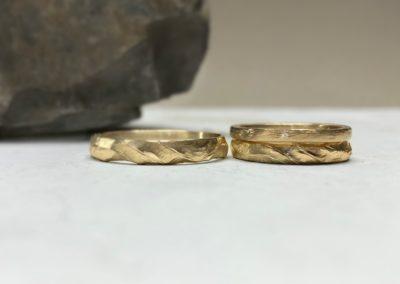 Ringe mit starker Wellenstruktur in Gold namens Bucht
