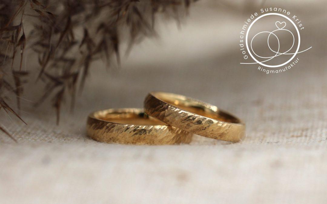 Ringe mit schrägem Muster und diagonalen Linien.