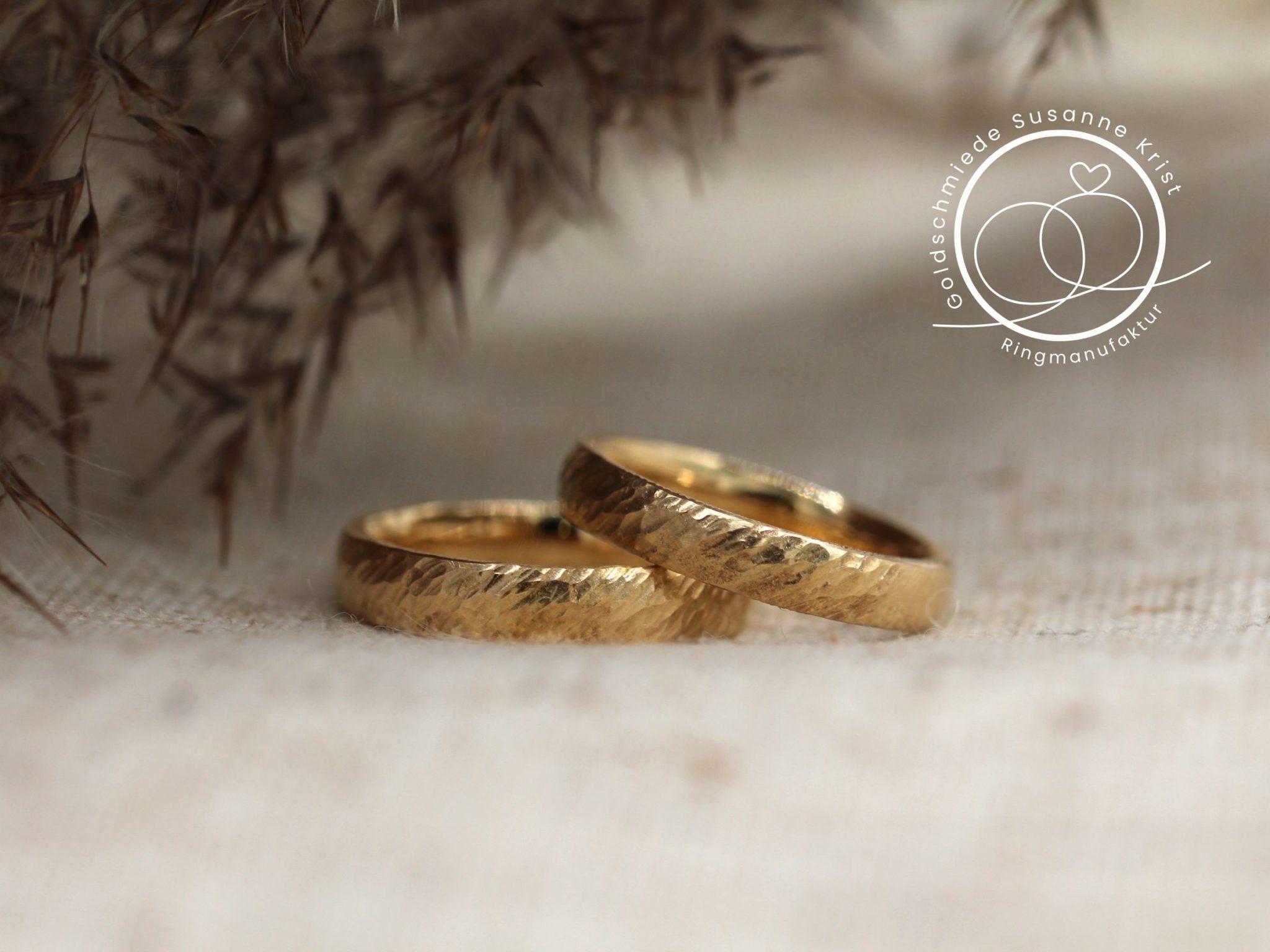 Ringe mit schrägem Muster und diagonalen Linien.