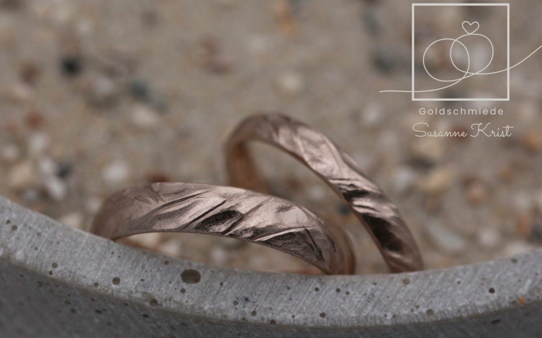 Besondere Trauringe mit starkem Muster aus Haselnussgold bzw. Toffeegold.