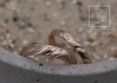 Besondere Trauringe mit starkem Muster aus Haselnussgold bzw. Toffeegold.