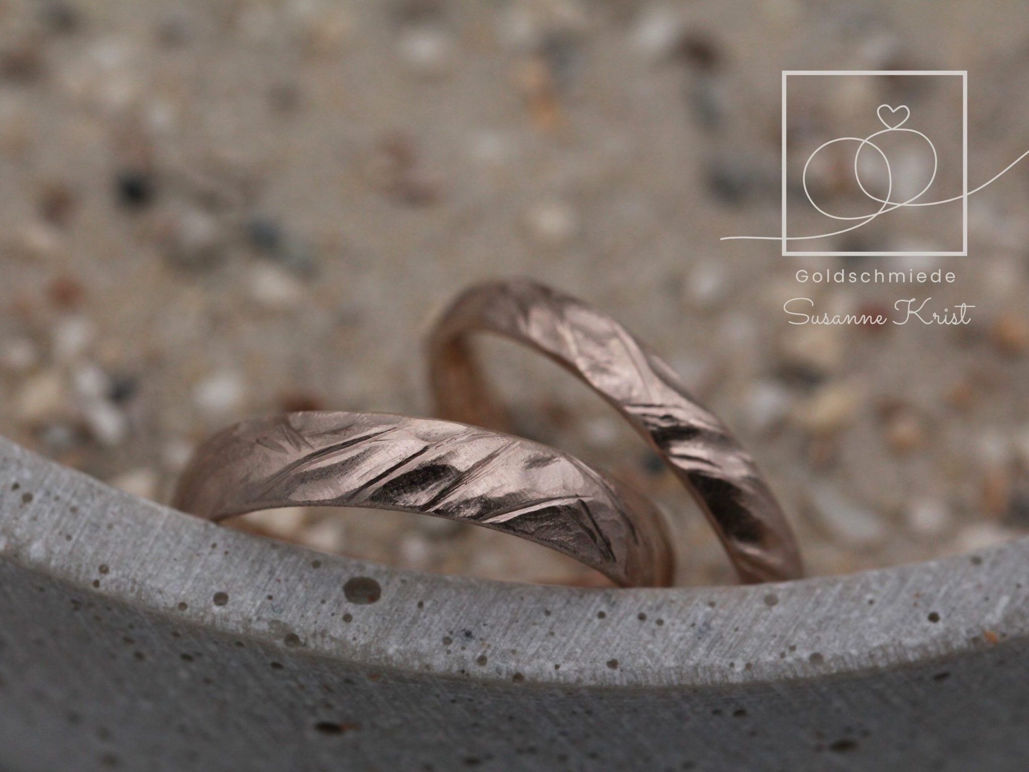 Besondere Trauringe mit starkem Muster aus Haselnussgold bzw. Toffeegold.