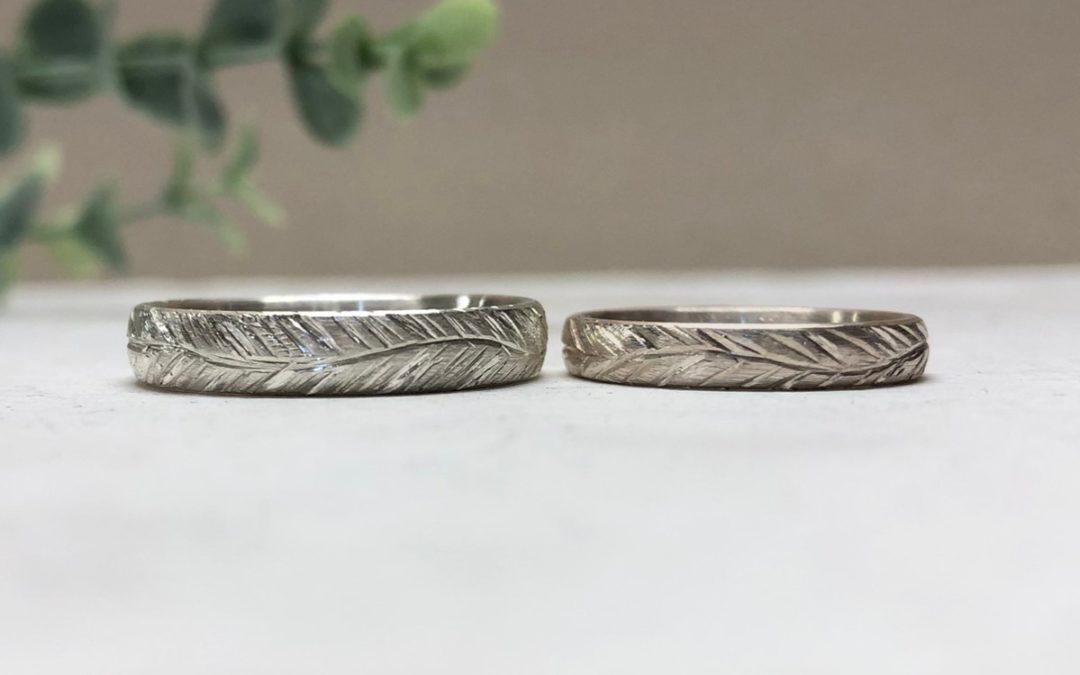 Ringe in Weissgold und Haselnussgold im Vergleich mit Federmuster namens Schwungfeder