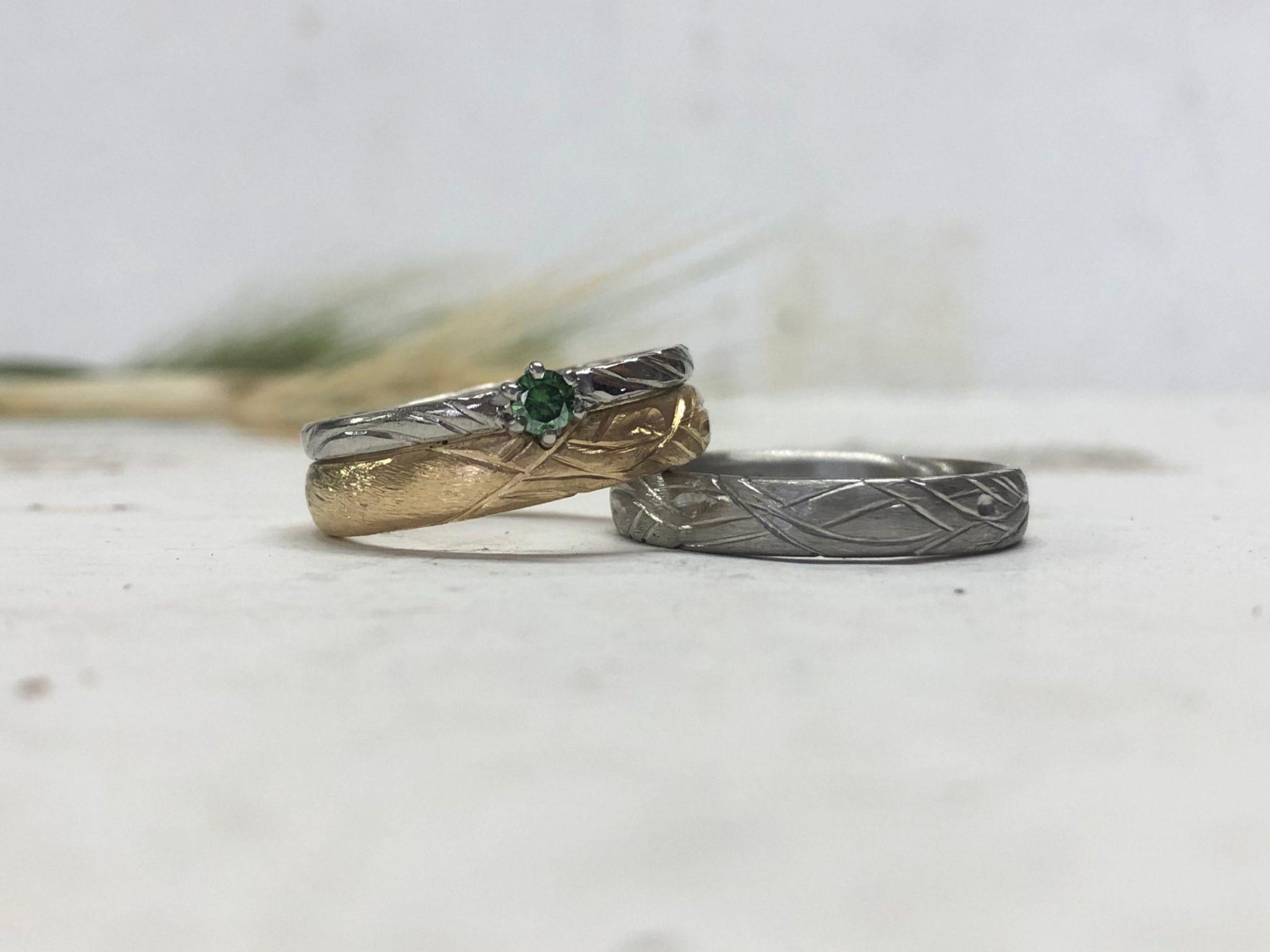 Ringkombi mit Vorsteckring Vivina aus Gold und Platin mit grünem Stein Sanddornmuster