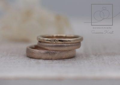 Rosebraune Eheringe aus Toffeegold bzw. Hazelnutgold mit Chamois Weissgold Herzchenring.