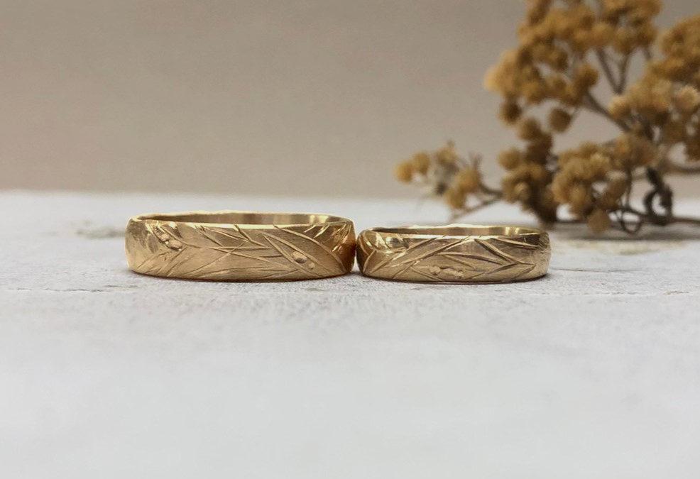 Rosegold Trauringe mit Holzmuster: Sanddornstruktur