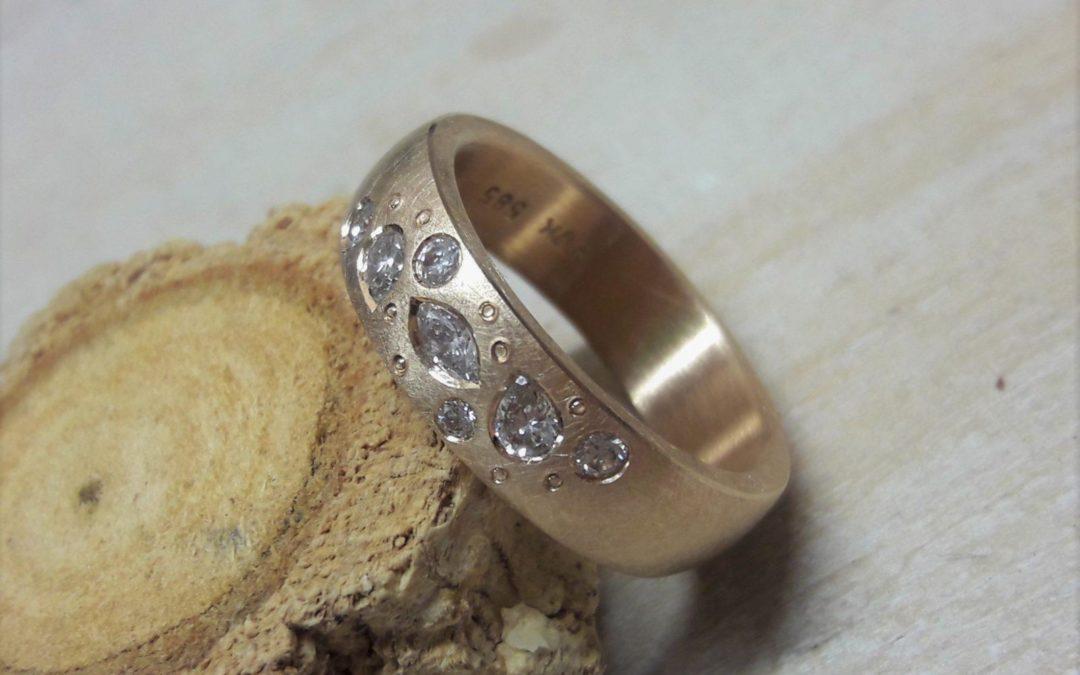 Sanft eismatter Roségoldring mit Diamanten und kleinen Zierpünktchen