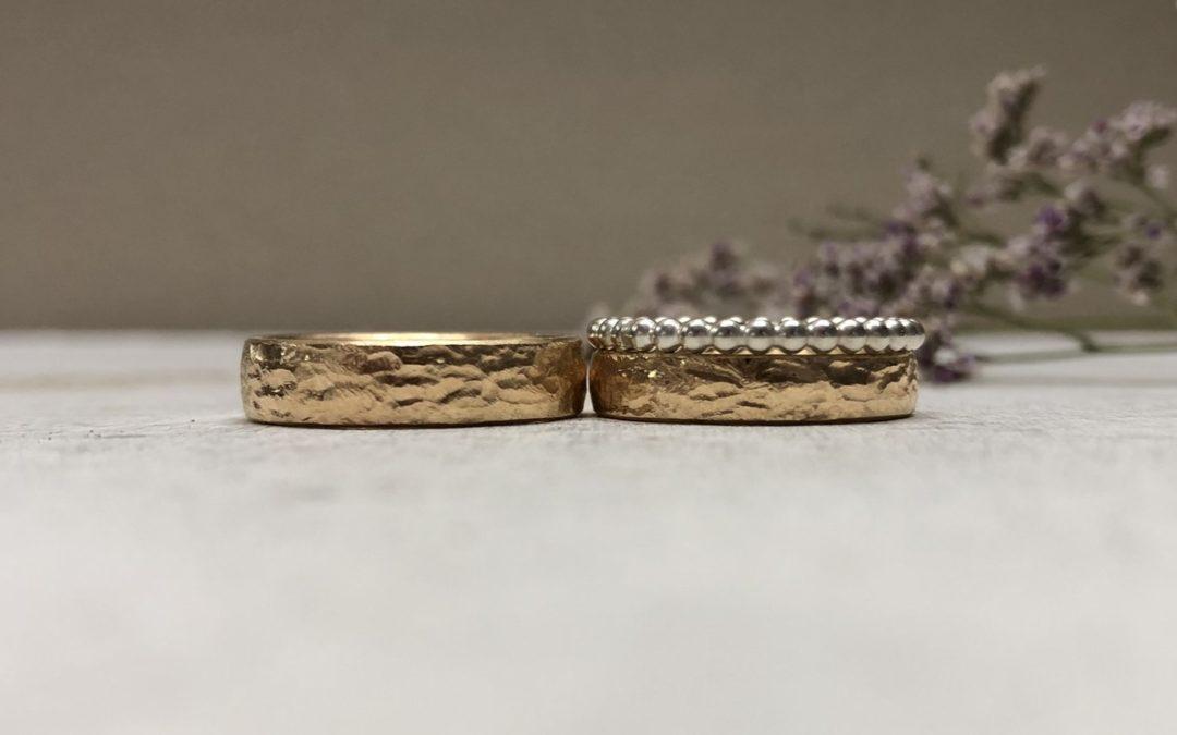 Besondere Eheringe mit Walnuss Struktur in Rosegold mit Kugelring wie bei Filia Aurea