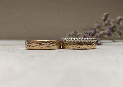 Besondere Eheringe mit Walnuss Struktur in Rosegold mit Kugelring