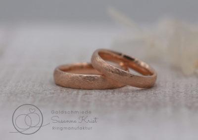 Rote Eheringe aus Rotgold mit Düneschliff