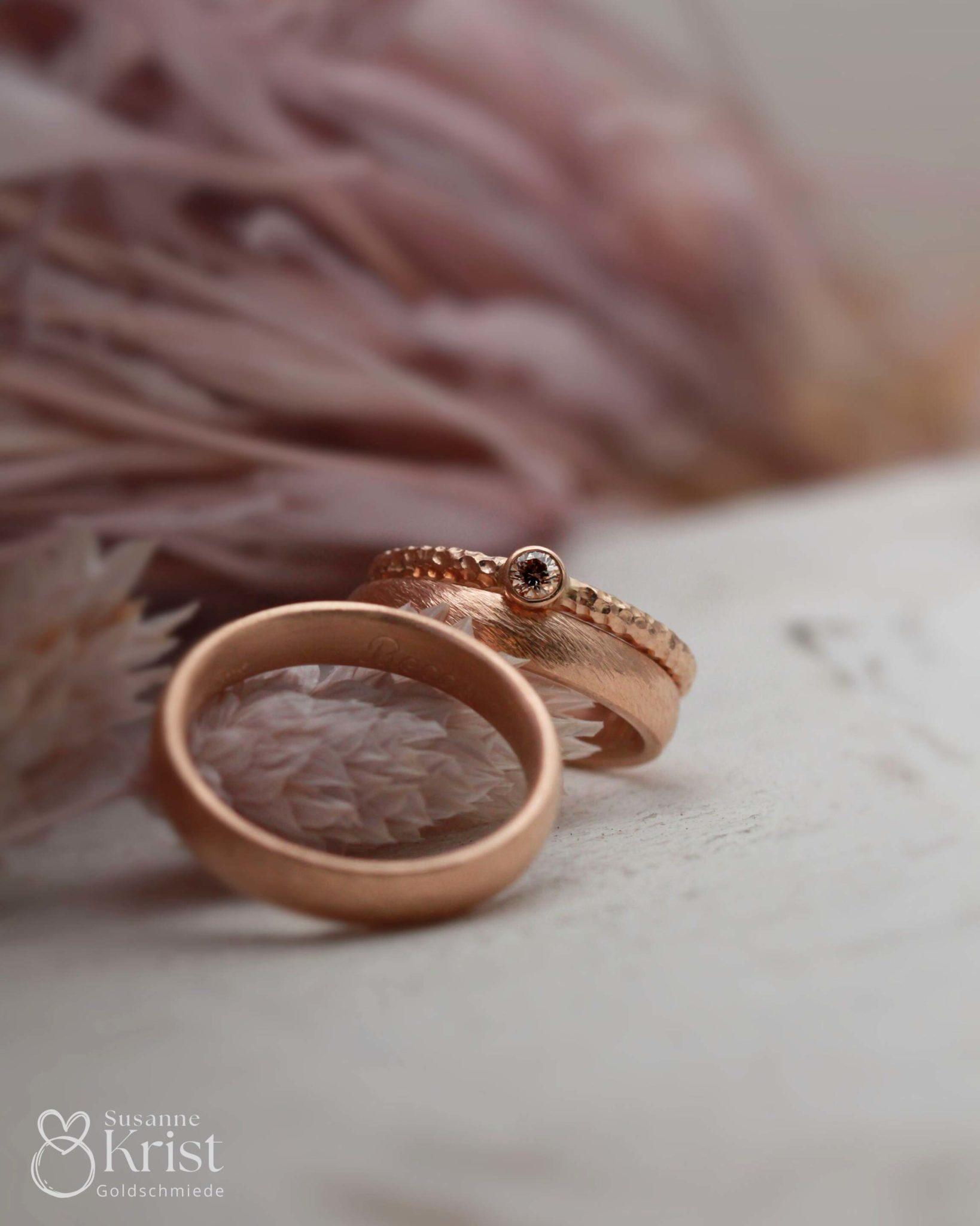 Rotgoldeheringe mit Rotgold in Dünemuster und Verlobungsring mit Blubbermuster Rotgoldeheringe mit Rotgold in Dünemuster und Verlobungsring mit Blubbermuster
