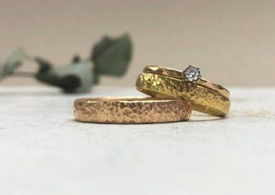 Fein getupfte Trauringe in Sandgold und Gold mit kleinen Punkten namens Tüpfeloberfläche