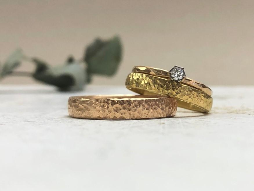Ausgefallene Trauringe in Haselnussgold und Gold mit kleinen Punkten namens Tüpfeloberfläche