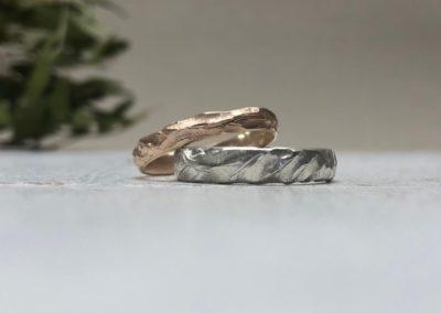 Rotgold und Platin Ringe mit welligem Muster namens Bucht