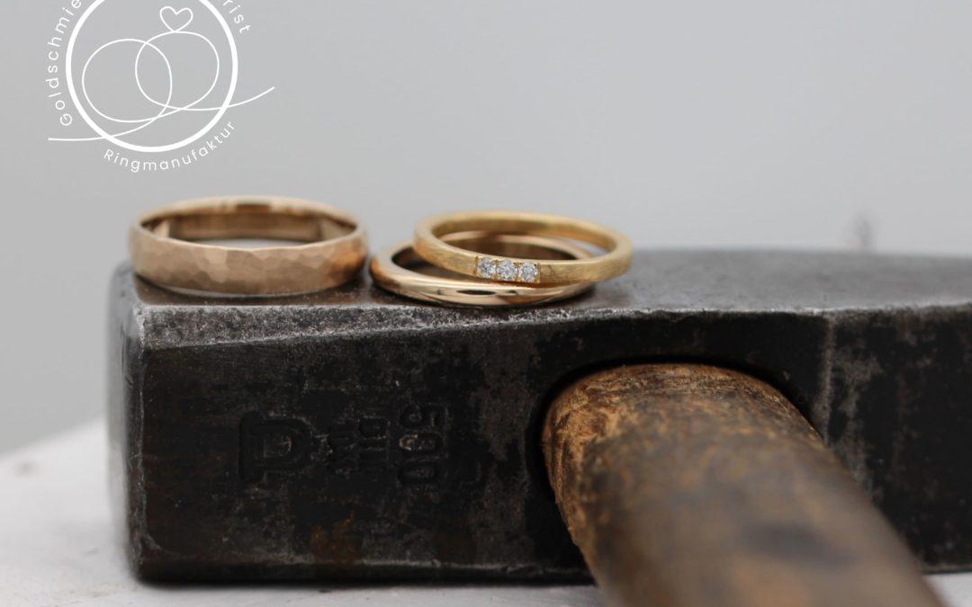Rotgoldring mit Hammerschlag geschmiedet und Rosegoldkombi dazu.