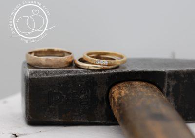 Rotgoldring mit Hammerschlag geschmiedet und Rosegoldkombi dazu.