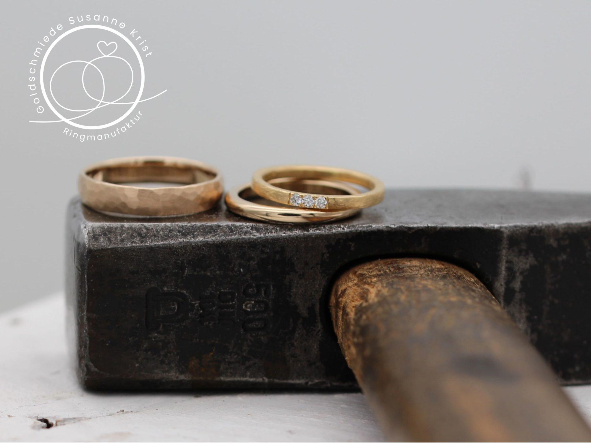 Rotgoldring mit Hammerschlag geschmiedet und Rosegoldkombi dazu.