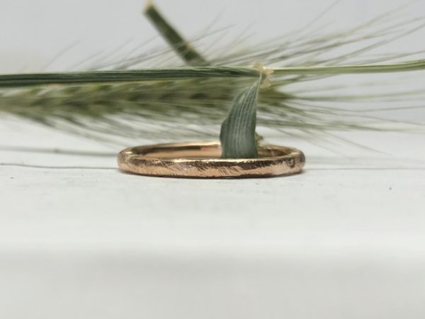 Rotgoldring mit Struktur Amaltia