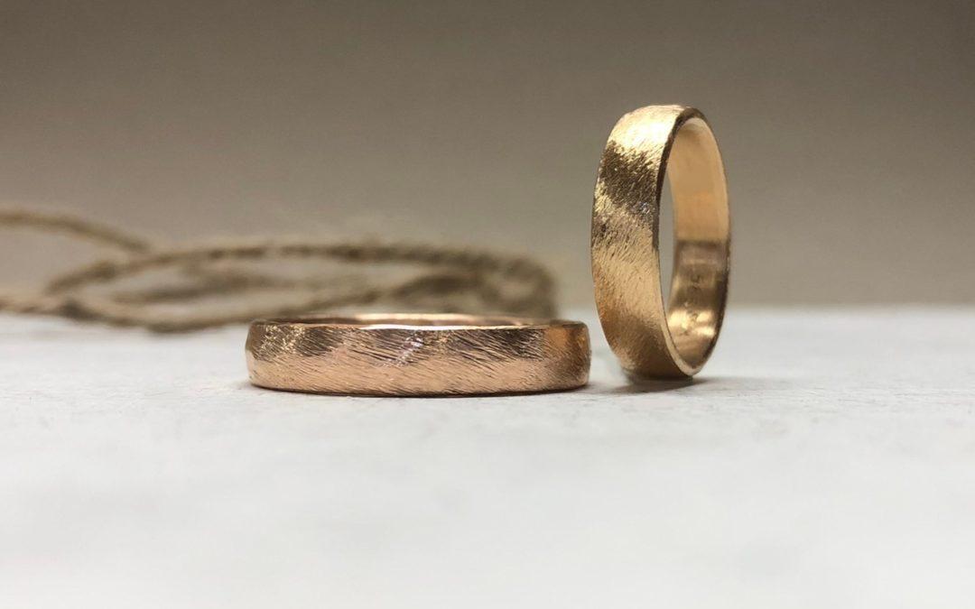 Rotgoldring und Gelbgoldring mit Mattierung geschmiedet mit Dünemuster