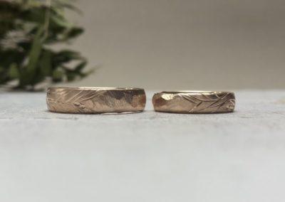 Rotgoldringe mit zwei Mustern mit Sanddorn und Felshammerschlag