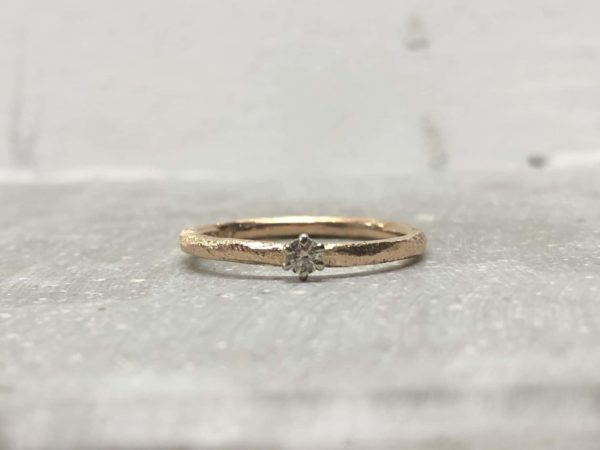 Handgemachter Rotgoldverlobungsring mit braunem Stein Egaia