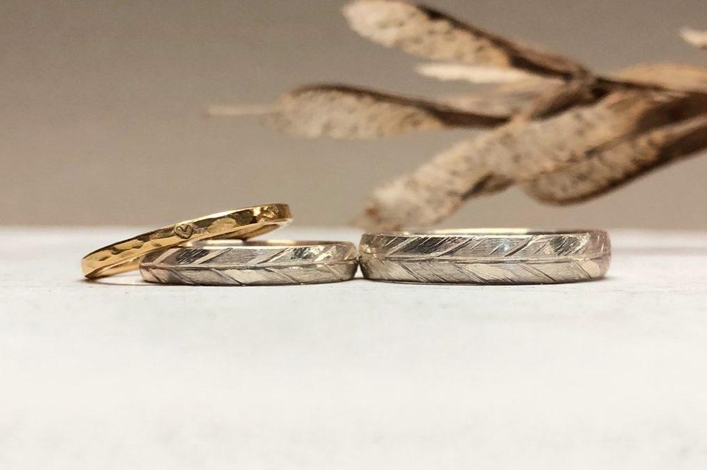 Besondere Trauringe aus Sandgold bzw. Haselnussgold im Federstil und Vorsteckring mit Herz Aridene
