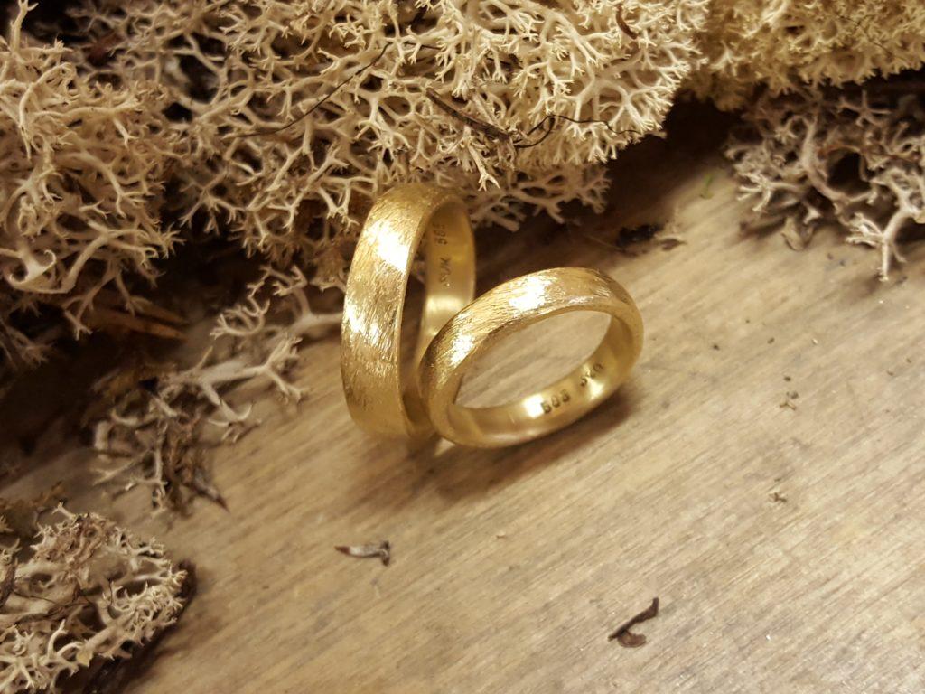 Breitere schlichte Ringe in Gelbgold mit Mattierung Düne