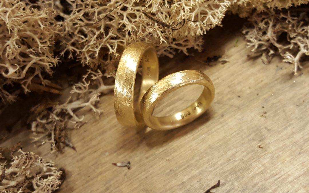Breitere schlichte Ringe in Gelbgold mit Mattierung Düne
