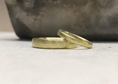 Schlichte matte Eheringe aus 585 Gold mit Dünemaserung