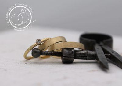 Schlichte, kantige Trauringe mit Verlobungsring.