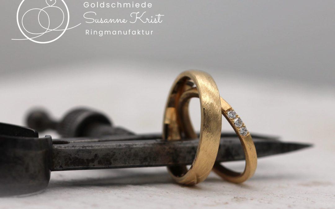 Etwas Besonderes und trotzdem klassisch: Matte Trauringe mit Dünemuster und Diamanten.