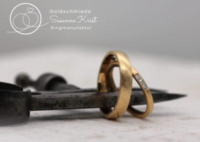 Etwas Besonderes und trotzdem klassisch: Matte Trauringe mit Dünemuster und Diamanten.