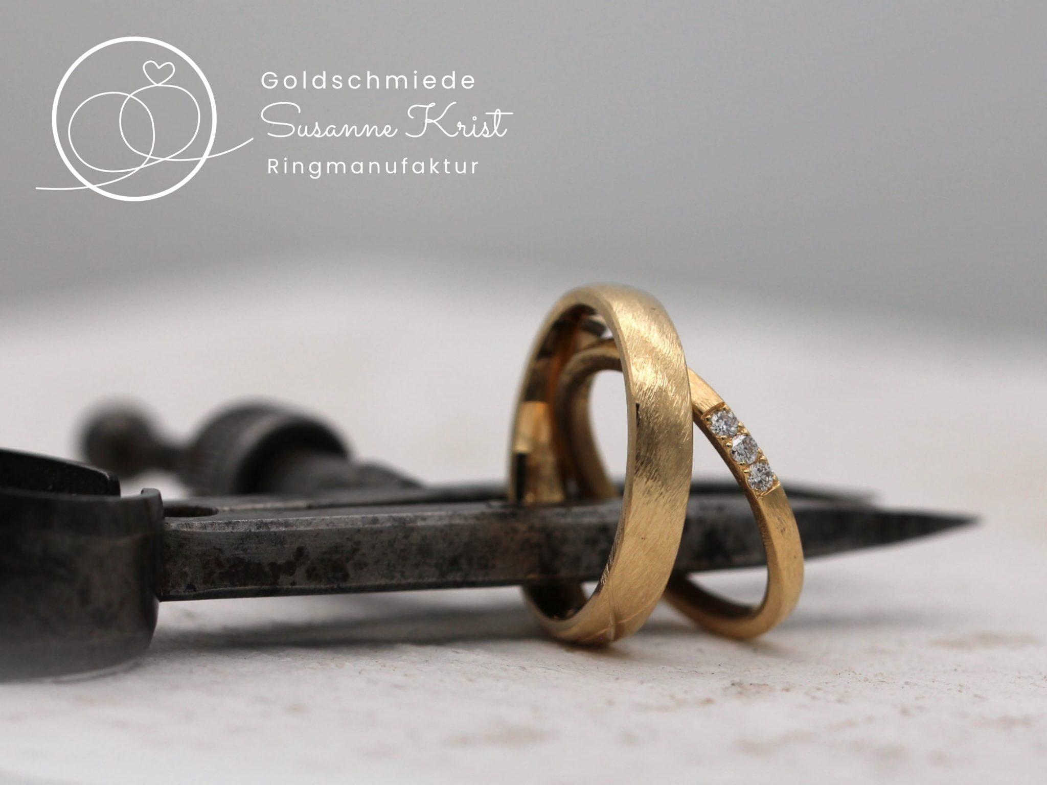 Etwas Besonderes und trotzdem klassisch: Matte Trauringe mit Dünemuster und Diamanten.