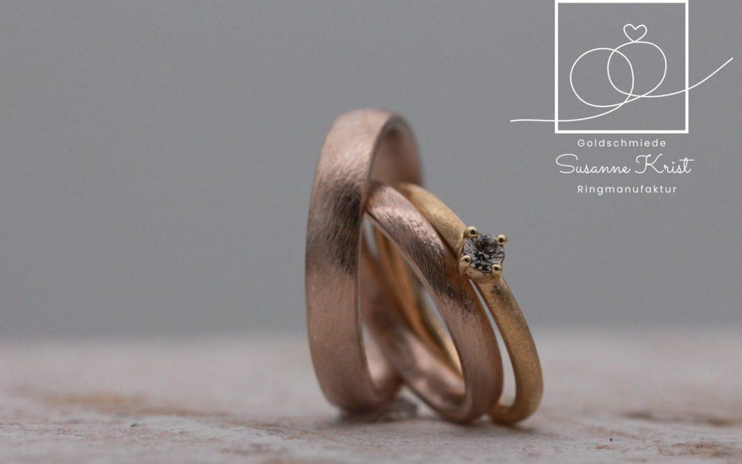 Haselnussgold Trauringe mit Dünemuster, dazu ein Goldverlobungsring.