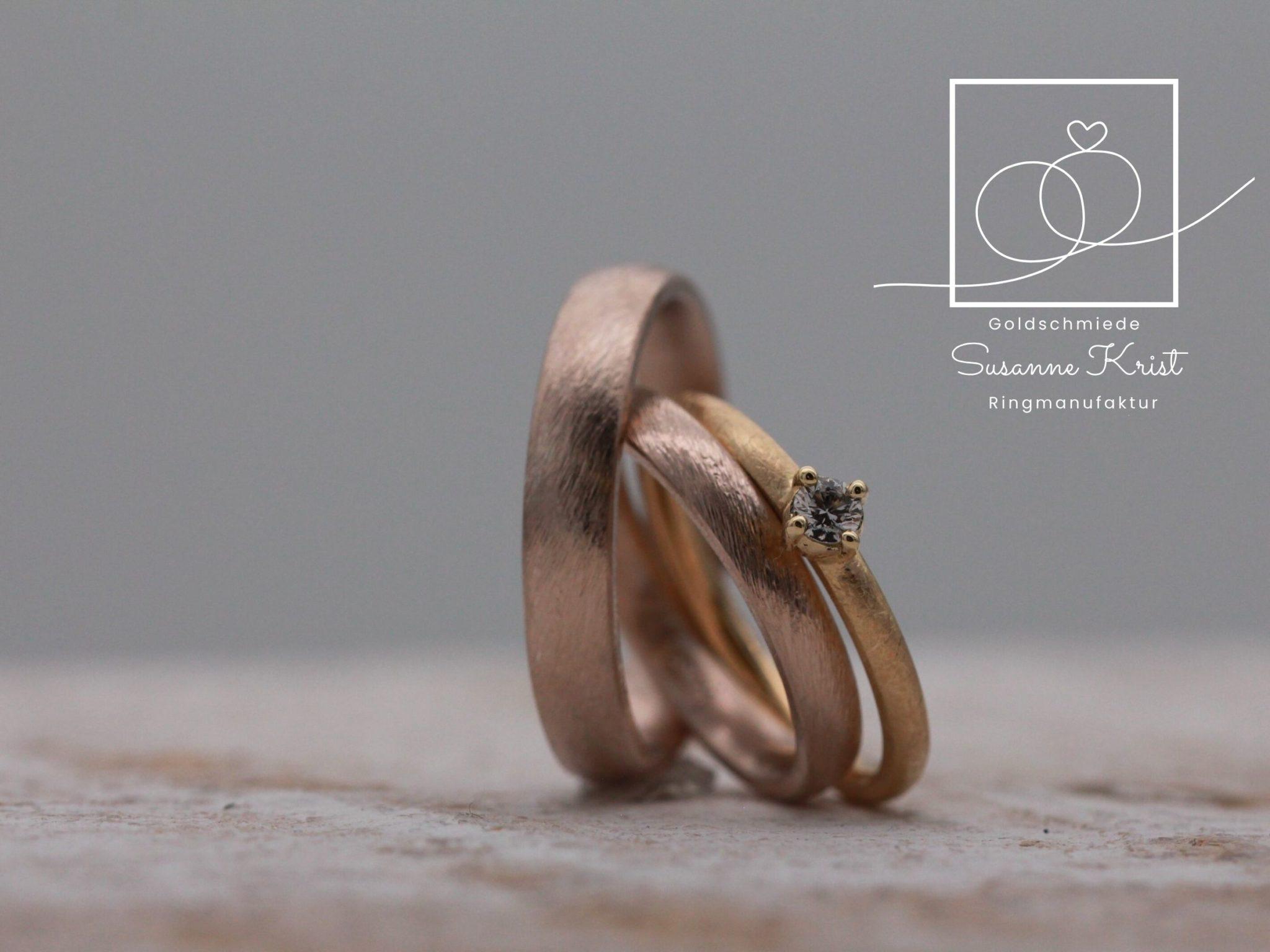 Haselnussgold Trauringe mit Dünemuster, dazu ein Goldverlobungsring. Haselnussgold Trauringe mit Dünemuster, dazu ein Goldverlobungsring.