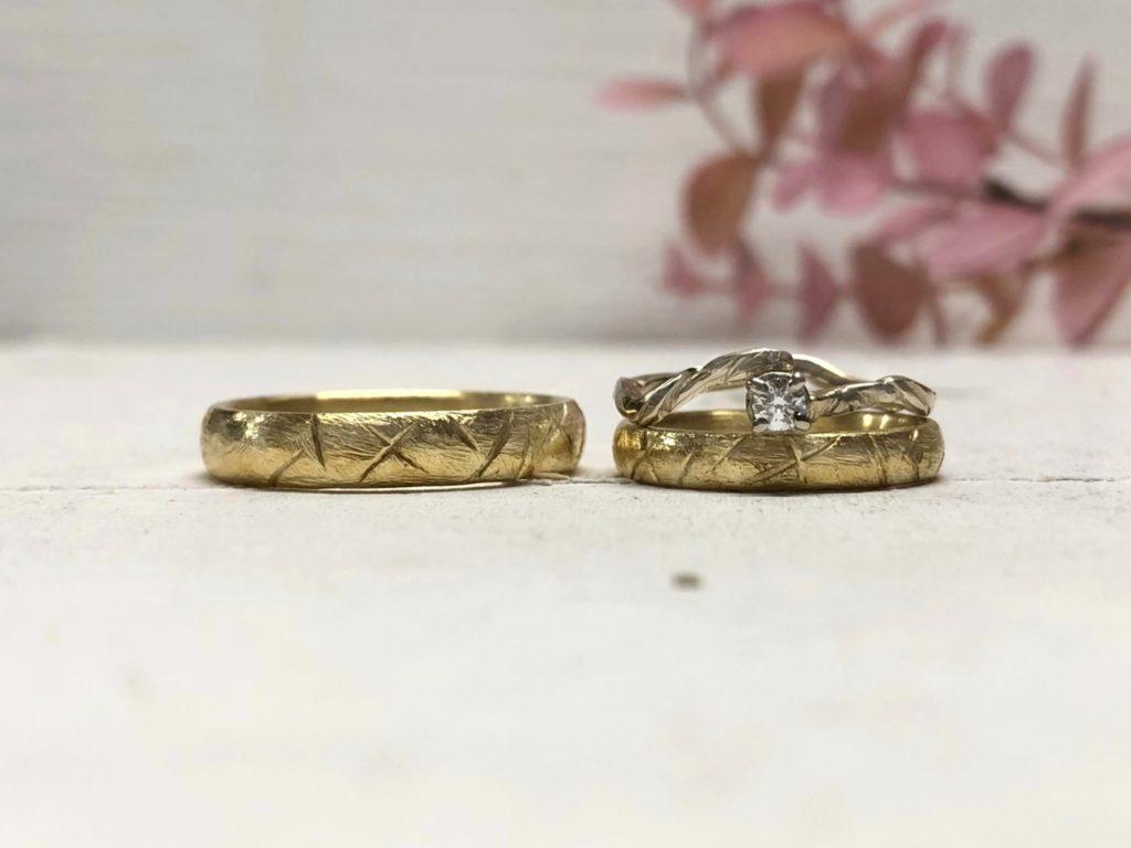 Schlichte und robuste Ringe in Gold mit floralem Verlobungsring