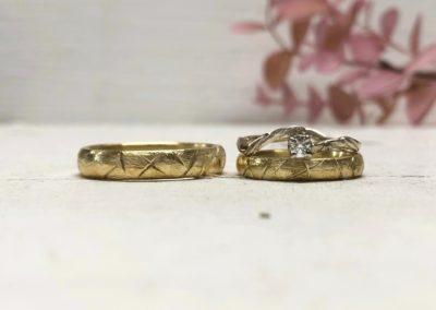 Schlichte und robuste Ringe in Gold mit floralem Verlobungsring