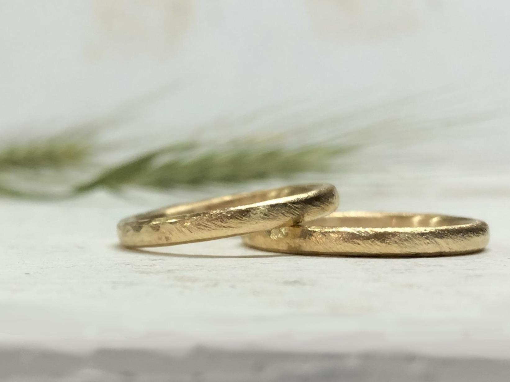 Dünne schmale handgemachte Eheringe in Gold Düne