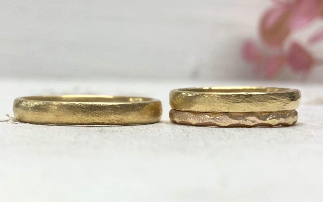 Schmale Eheringe mit kratzfester Oberfläche in Gold mit Vorsteckring