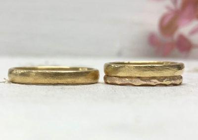 Schmale Eheringe mit kratzfester Oberfläche in Gold mit Vorsteckring