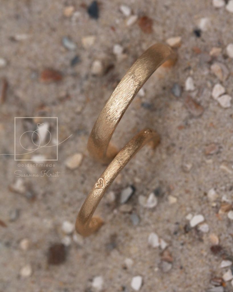 Schmale dünne Trauringe mit Herz