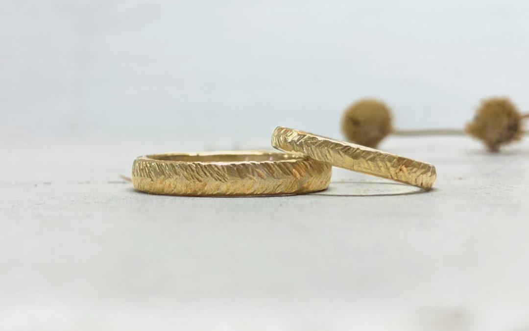 Schmale Ringe aus 900er Gold mit Struktur Federblatt