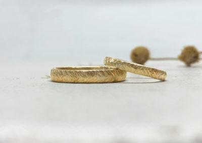 Schmale Ringe aus 900er Gold mit Struktur Federblatt