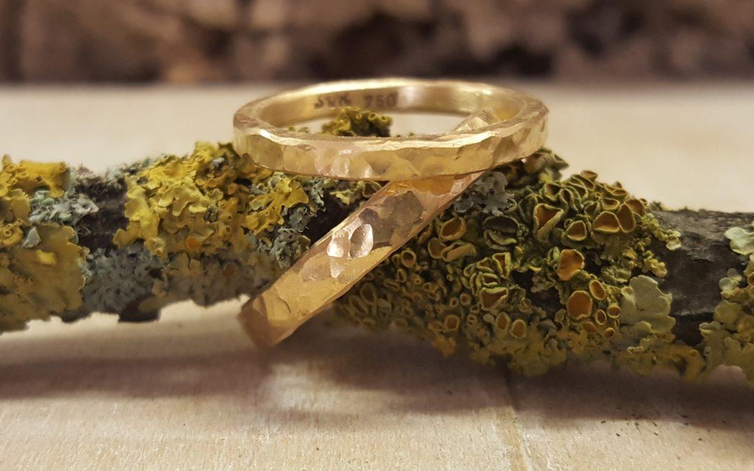 Schmale Ringe mit Hammerschlaggrübchen Kugelhammermuster