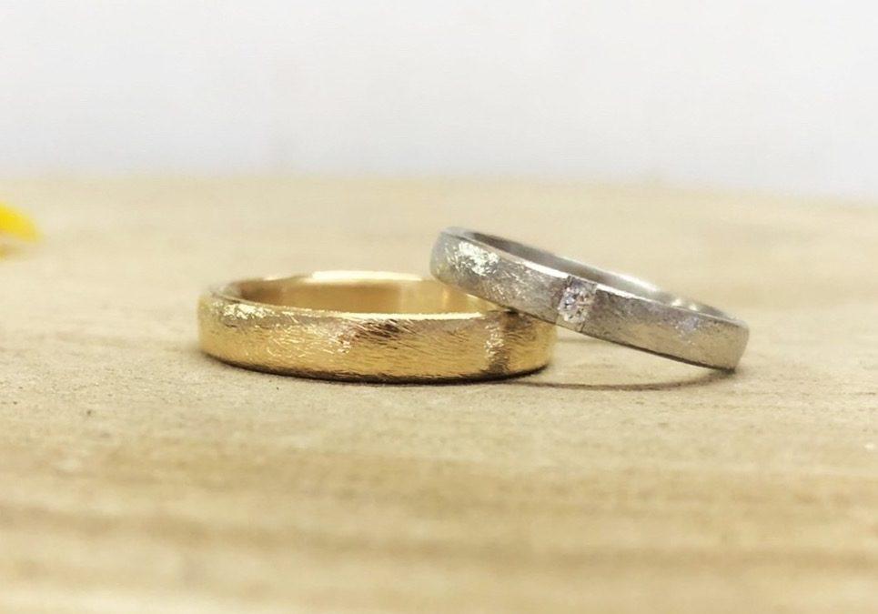 Gelber Herrenring und weisser Damenring mit Stein Dünemuster