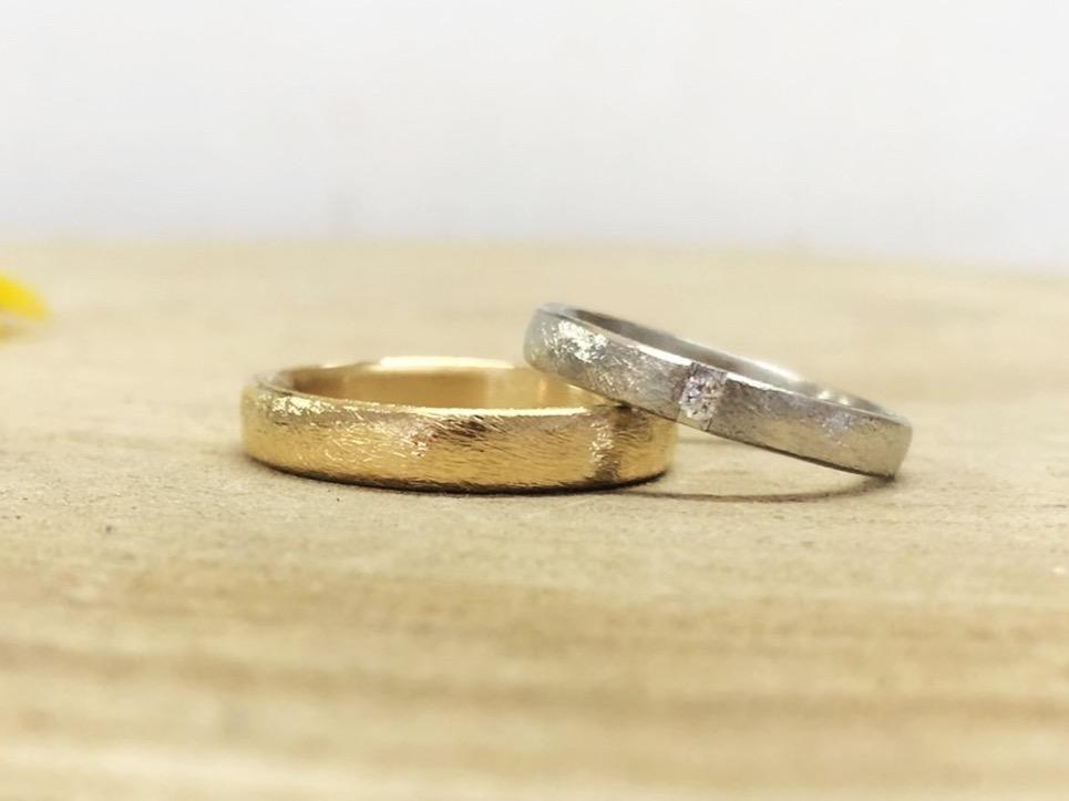 Gelber Herrenring und weisser Damenring mit Stein Dünemuster