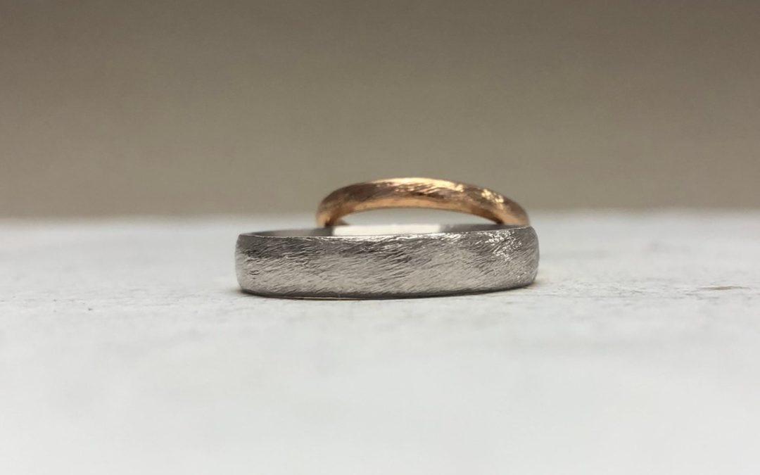 Schmaler Rotgoldring und breiter Weissgoldring mit robuster Struktur namens Düne.