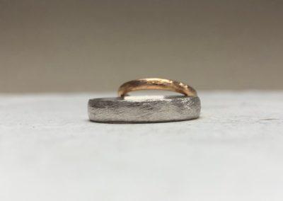 Schmaler Rotgoldring und breiter Weissgoldring mit robuster Struktur namens Düne.